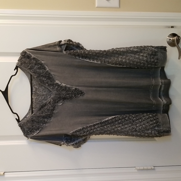 NWOT POL Rosette Top. Large - Picture 2 of 4